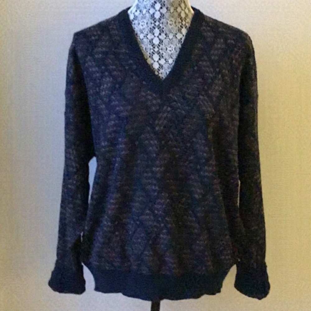 𝅺oversized V neck sweater.